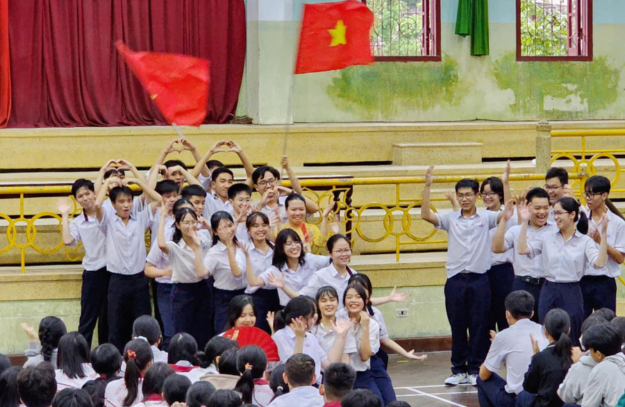 Học văn hóa giỏi, vui chơi các môn thể thao hay của những học sinh Trường THPT Chuyên Quốc Học - Huế. Học văn hóa giỏi, vui chơi các môn thể thao hay của những học sinh Trường THPT Chuyên Quốc Học - Huế.