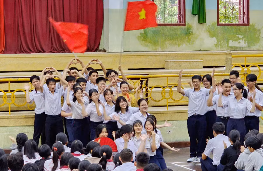 Học văn hóa giỏi, vui chơi các môn thể thao hay của những học sinh Trường THPT Chuyên Quốc Học - Huế.