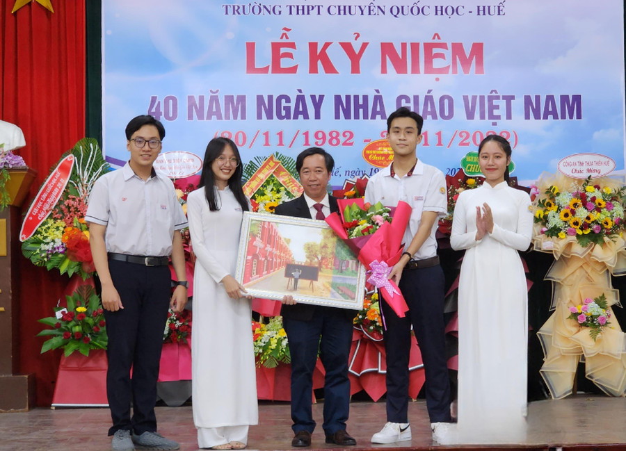 Thầy Nguyễn Phú Thọ và học sinh trong ngày lễ kỷ niệm 40 năm Nhà giáo Việt Nam 20/11. Thầy Nguyễn Phú Thọ và học sinh trong ngày lễ kỷ niệm 40 năm Nhà giáo Việt Nam 20/11.