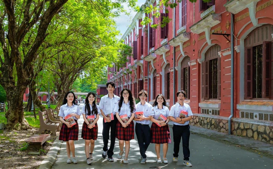 Nhìn những lứa học trò trưởng thành là niềm vui lớn đối với thầy giáo Nguyễn Phú Thọ. Nhìn những lứa học trò trưởng thành là niềm vui lớn đối với thầy giáo Nguyễn Phú Thọ.