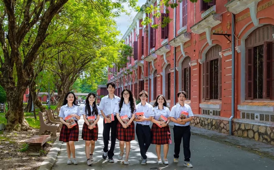 Nhìn những lứa học trò trưởng thành là niềm vui lớn đối với thầy giáo Nguyễn Phú Thọ.