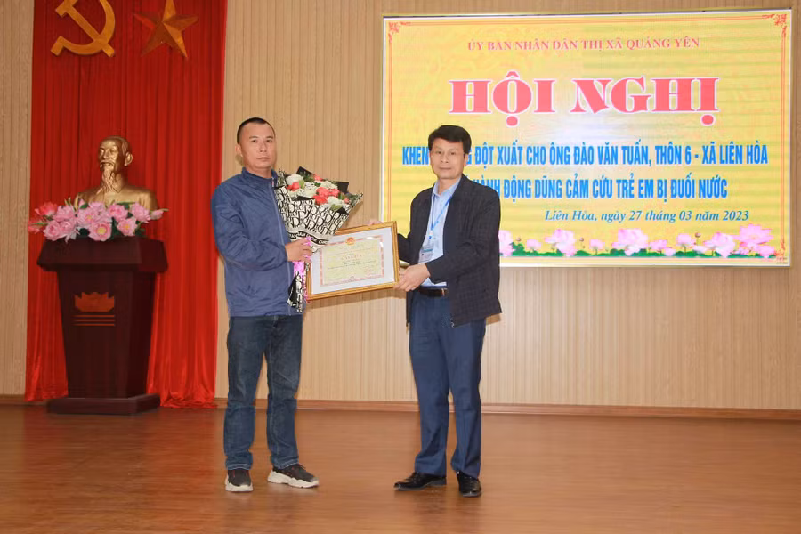 Người đàn ông dũng cảm cứu 2 trẻ em khỏi đuối nước