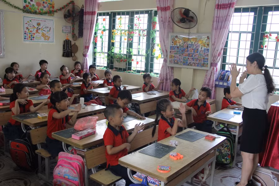 Cô - trò Trường tiểu học Lê Ngọc Hân (TP Lào Cai)- thời điểm chưa có dịch Covid-19