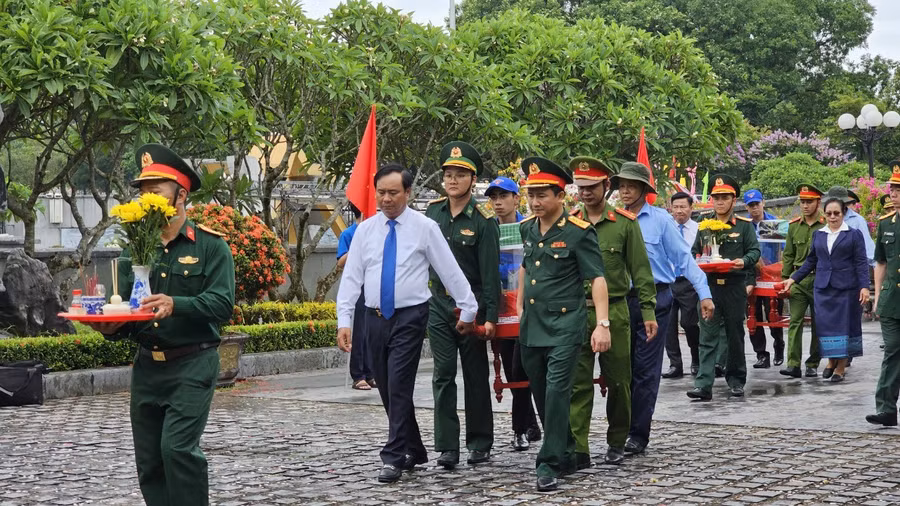 Lãnh đạo tỉnh Quảng Trị di chuyển hài cốt liệt sĩ về nơi an táng.