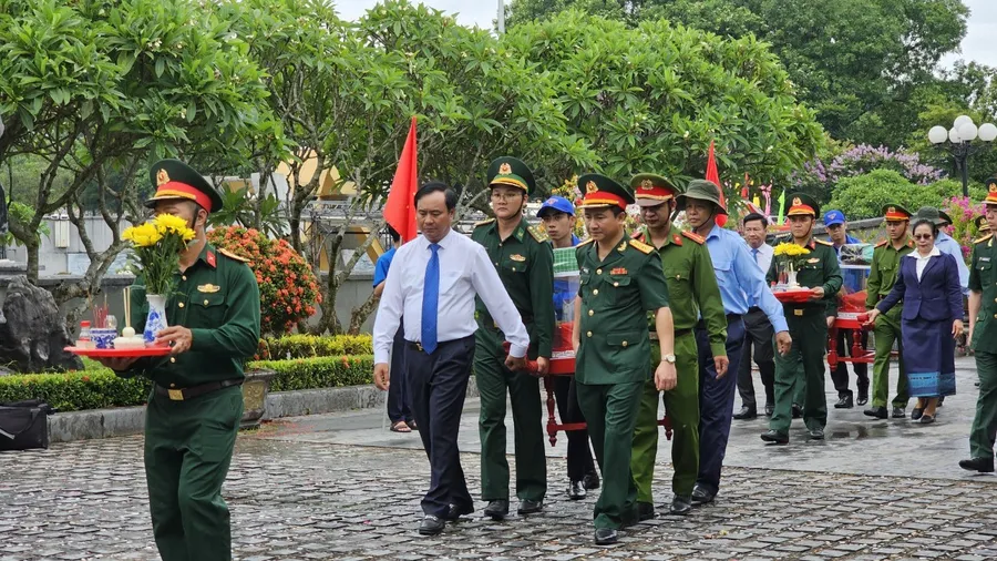 Lãnh đạo tỉnh Quảng Trị di chuyển hài cốt liệt sĩ về nơi an táng.