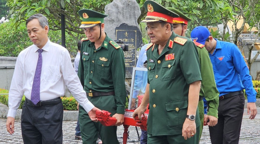 Thời gian qua, chính quyền, LLVT, Nhân dân tỉnh Savannakhet luôn giúp đỡ, phối hợp chặt chẽ trong việc tìm kiếm, quy tập hài cốt liệt sĩ. Thời gian qua, chính quyền, LLVT, Nhân dân tỉnh Savannakhet luôn giúp đỡ, phối hợp chặt chẽ trong việc tìm kiếm, quy tập hài cốt liệt sĩ.