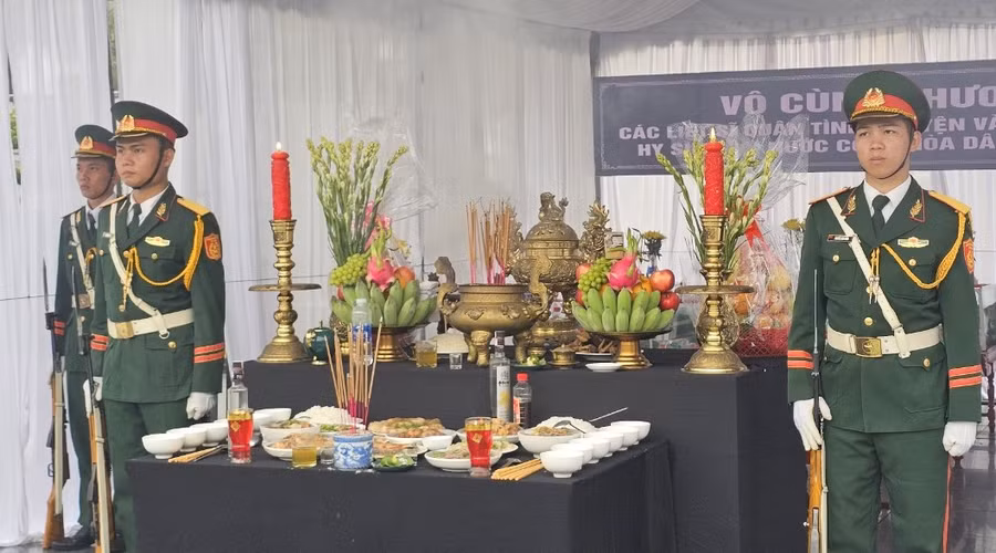 Sáng 22/5, tại Nghĩa trang Liệt sĩ quốc gia Đường 9, tỉnh Quảng Trị tổ chức Lễ truy điệu, an táng 12 hài cốt liệt sĩ là quân tình nguyện, chuyên gia Việt Nam hy sinh tại tỉnh Savannakhet, Lào.