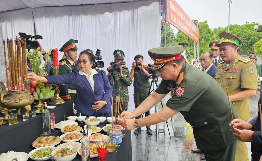 Theo chỉ đạo Ban Công tác đặc biệt Chính phủ 2 nước Việt Nam - Lào, Bộ Quốc phòng, Quân khu 4; tỉnh Quảng Trị và tỉnh Savannakhet triển khai công tác tìm kiếm và đưa được hàng nghìn hài cốt liệt sĩ trở về. Theo chỉ đạo Ban Công tác đặc biệt Chính phủ 2 nước Việt Nam - Lào, Bộ Quốc phòng, Quân khu 4; tỉnh Quảng Trị và tỉnh Savannakhet triển khai công tác tìm kiếm và đưa được hàng nghìn hài cốt liệt sĩ trở về.