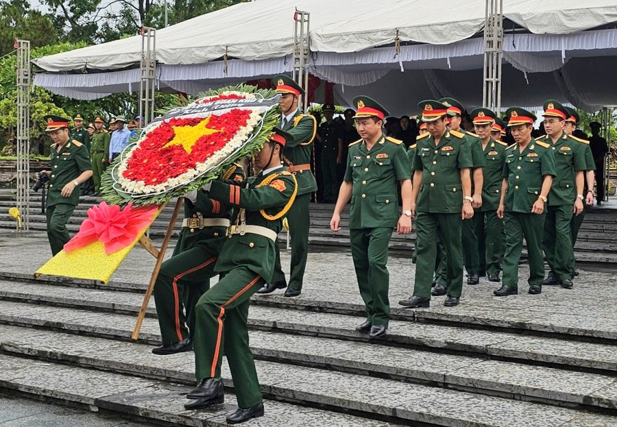 Thượng tướng Võ Minh Lương, lãnh đạo Quân khu 4 và lãnh đạo tỉnh Quảng Trị đã dâng hương và dành phút mặc niệm tri ân các liệt sĩ. Thượng tướng Võ Minh Lương, lãnh đạo Quân khu 4 và lãnh đạo tỉnh Quảng Trị đã dâng hương và dành phút mặc niệm tri ân các liệt sĩ.