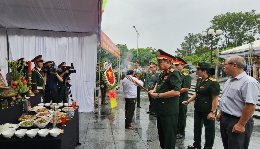 Quá trình tìm kiếm mùa khô năm 2023 - 2024, Đội quy tập hài cốt liệt sĩ 584 - Bộ Chỉ huy Quân sự Quảng Trị cất bốc được 12 hài cốt liệt sĩ ở Lào để đưa về an táng. Quá trình tìm kiếm mùa khô năm 2023 - 2024, Đội quy tập hài cốt liệt sĩ 584 - Bộ Chỉ huy Quân sự Quảng Trị cất bốc được 12 hài cốt liệt sĩ ở Lào để đưa về an táng.