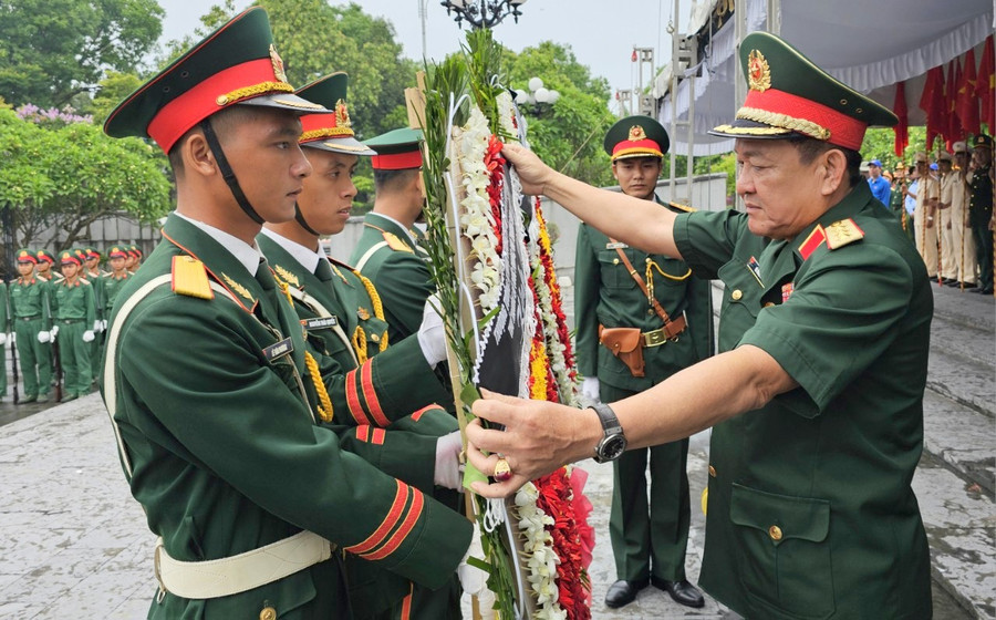 Tham dự có Thượng tướng Võ Minh Lương, Thứ trưởng Bộ Quốc phòng, Phó Trưởng BCĐ Quốc gia 515; đại diện tỉnh Savannakhet (Lào); lãnh đạo Quân Khu 4, tỉnh Quảng Trị... Tham dự có Thượng tướng Võ Minh Lương, Thứ trưởng Bộ Quốc phòng, Phó Trưởng BCĐ Quốc gia 515; đại diện tỉnh Savannakhet (Lào); lãnh đạo Quân Khu 4, tỉnh Quảng Trị...