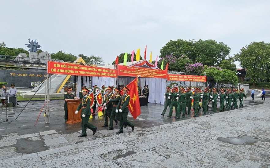 Phó Chủ tịch UBND tỉnh Quảng Trị bày tỏ lòng biết ơn những tình cảm tốt đẹp và sự giúp đỡ nhiệt thành của Đảng bộ, chính quyền và Nhân dân tỉnh Savanakhet. Phó Chủ tịch UBND tỉnh Quảng Trị bày tỏ lòng biết ơn những tình cảm tốt đẹp và sự giúp đỡ nhiệt thành của Đảng bộ, chính quyền và Nhân dân tỉnh Savanakhet.