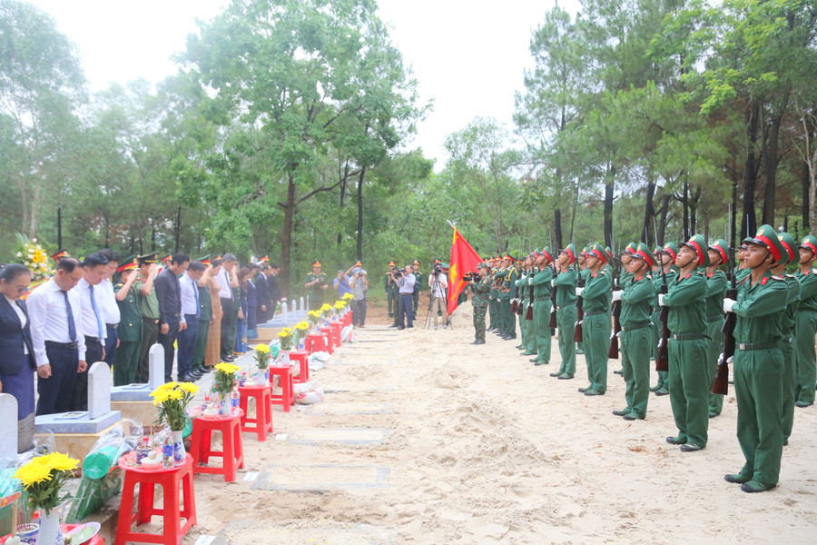 Lãnh đạo Bộ Quốc phòng, tỉnh Quảng Trị và các đơn vị dành phút mặc niệm tri ân các liệt sĩ. Lãnh đạo Bộ Quốc phòng, tỉnh Quảng Trị và các đơn vị dành phút mặc niệm tri ân các liệt sĩ.