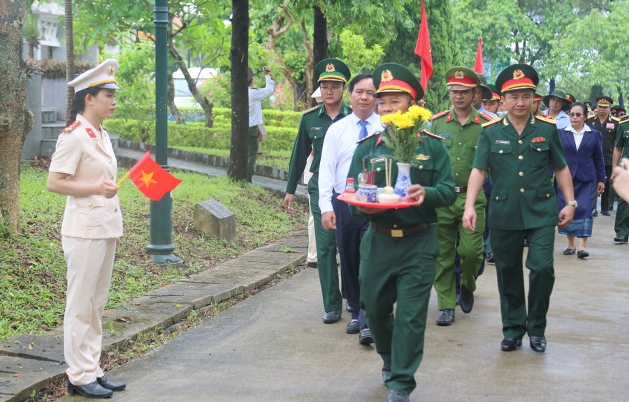 Đảng bộ, chính quyền và Nhân dân tỉnh Quảng Trị sẽ thay mặt Nhân dân cả nước chăm sóc chu đáo phần mộ của các anh với lòng thành kính và tri ân sâu sắc. Đảng bộ, chính quyền và Nhân dân tỉnh Quảng Trị sẽ thay mặt Nhân dân cả nước chăm sóc chu đáo phần mộ của các anh với lòng thành kính và tri ân sâu sắc.