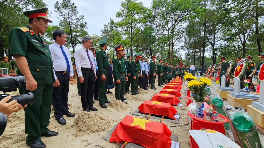 Sau Lễ truy điệu, 12 hài cốt Liệt sĩ được đưa về an táng tại khuôn viên Nghĩa trang Liệt sĩ quốc gia Đường 9. Sau Lễ truy điệu, 12 hài cốt Liệt sĩ được đưa về an táng tại khuôn viên Nghĩa trang Liệt sĩ quốc gia Đường 9.