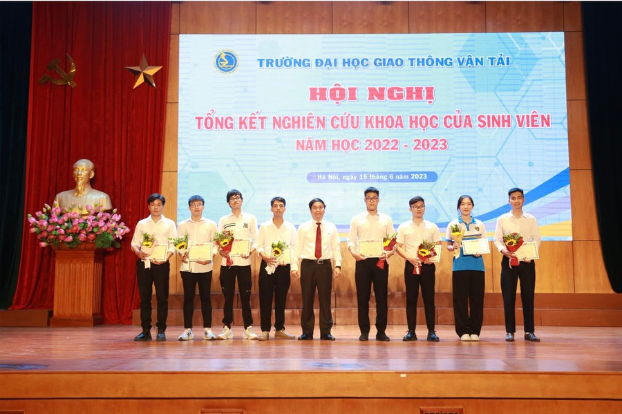 Tổng kết và trao giải nghiên cứu khoa học trong sinh viên Trường ĐH Giao thông vận tải.