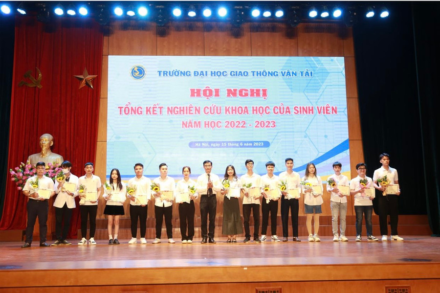 Nhân dịp này, lãnh đạo nhà trường đã khen thưởng cho các cá nhân có thành tích trong hoạt động NCKH của sinh viên.