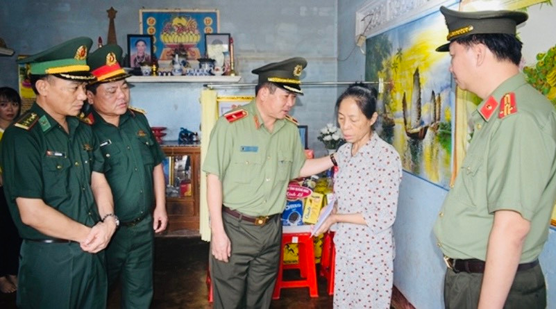 Thiếu tướng Đinh Văn Nơi chia sẻ, động viên thân nhân các liệt sĩ. (Ảnh: VT) Thiếu tướng Đinh Văn Nơi chia sẻ, động viên thân nhân các liệt sĩ. (Ảnh: VT)