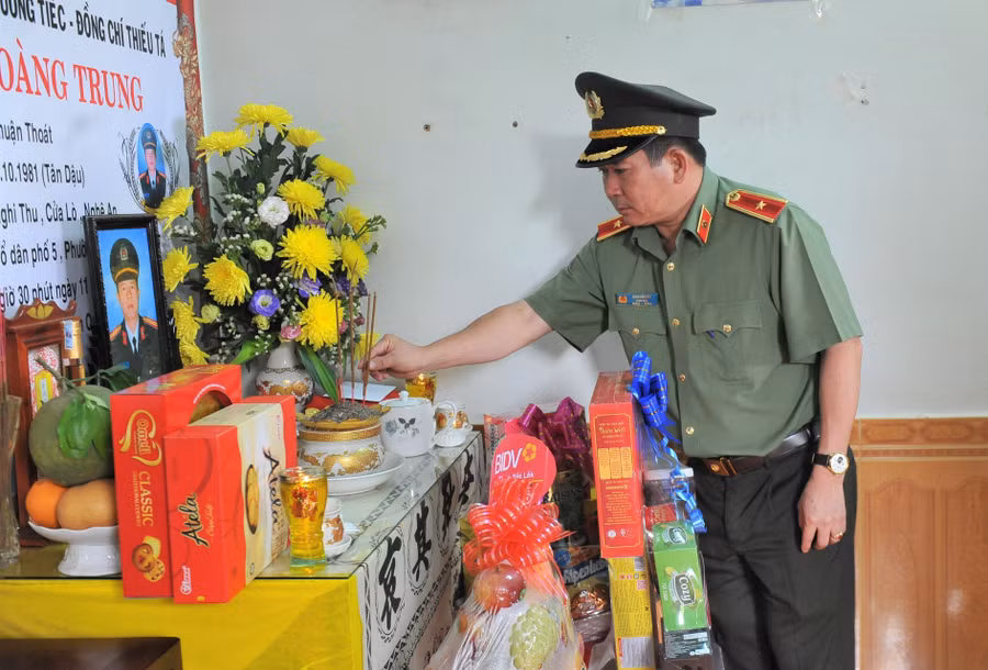 Thiếu tướng Đinh Văn Nơi thắp hương tưởng nhớ các liệt sĩ tại huyện Cư Kuin. (Ảnh: VT)