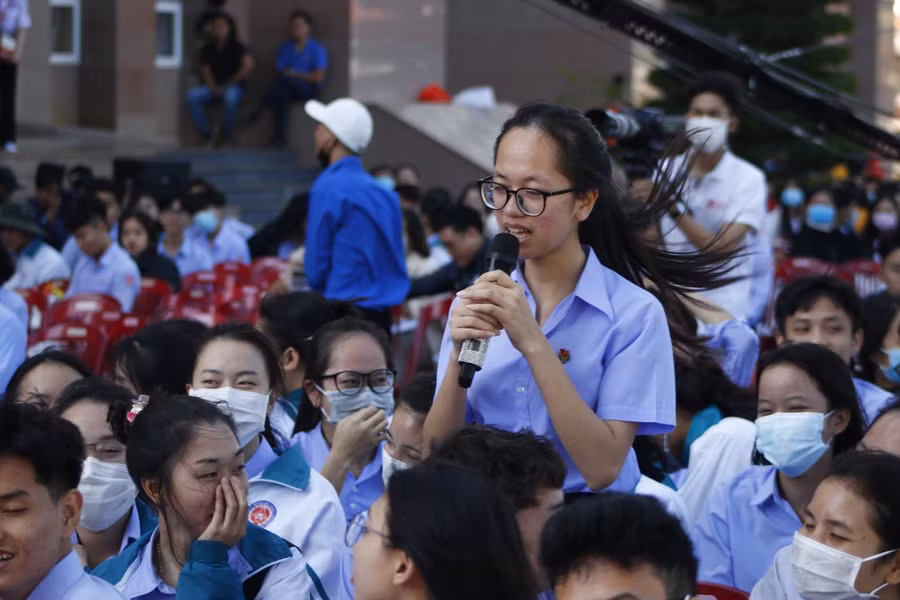 Học sinh THPT đặt câu hỏi cho Hội đồng tư vấn tại Ngày Hội tư vấn tuyển sinh, hướng nghiệp năm 2021.