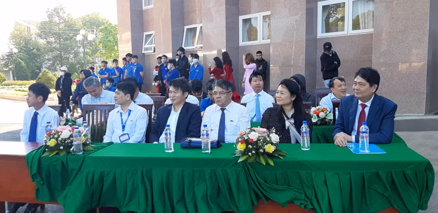 Các đại biểu tham dự ngày hội tư vấn tuyển sinh.