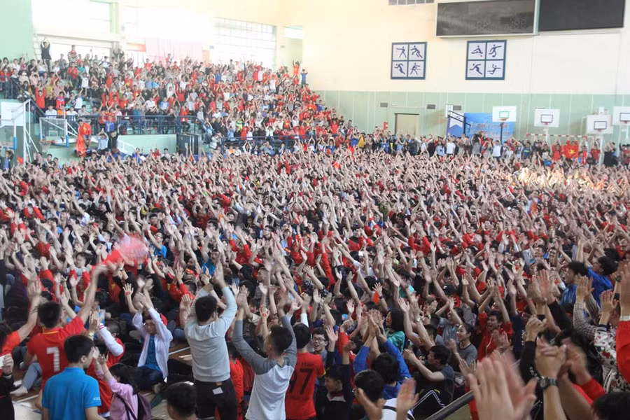 "Rừng" cánh tay ở Trường ĐH Bách khoa Hà Nội "Rừng" cánh tay ở Trường ĐH Bách khoa Hà Nội