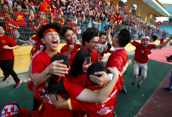 Người hâm mộ tụ tập ở sân vận động Hàng Đẫy, Hà Nội reo mừng khi đội Việt Nam ghi bàn tại trận đấu với Qatar Người hâm mộ tụ tập ở sân vận động Hàng Đẫy, Hà Nội reo mừng khi đội Việt Nam ghi bàn tại trận đấu với Qatar