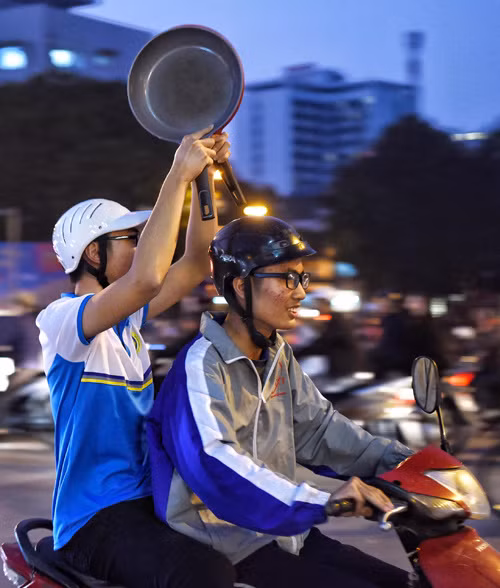 Đường Kim Mã, nhiều thanh niên ra đường khua vang Đường Kim Mã, nhiều thanh niên ra đường khua vang