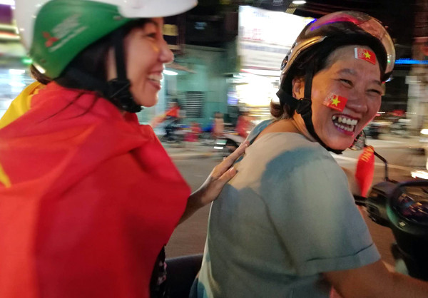 Người dân Vũng Tàu xuống đường ăn mừng chiến thắng Người dân Vũng Tàu xuống đường ăn mừng chiến thắng