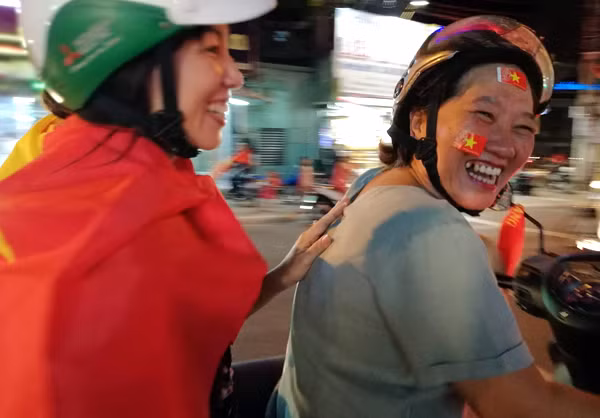 Người dân Vũng Tàu xuống đường ăn mừng chiến thắng Người dân Vũng Tàu xuống đường ăn mừng chiến thắng