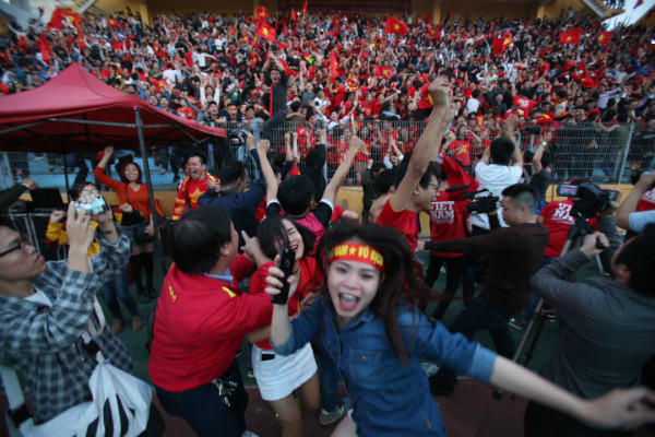 Người hâm mộ ôm nhau nhảy múa khi tiếng còi chung cuộc trận đấu giữa Việt Nam và Qatar kết thúc Người hâm mộ ôm nhau nhảy múa khi tiếng còi chung cuộc trận đấu giữa Việt Nam và Qatar kết thúc