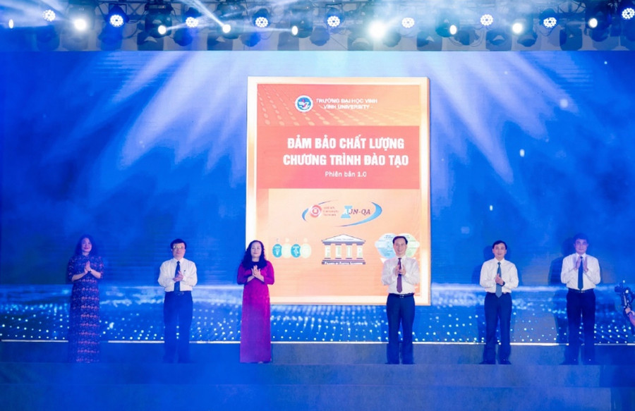 Đại diện Lãnh đạo tỉnh Nghệ An và Lãnh đạo Trường Đại học Vinh thực hiện nghi thức công bố Bộ chuẩn Đảm bảo chất lượng chương trình đào tạo (2/10/2023).