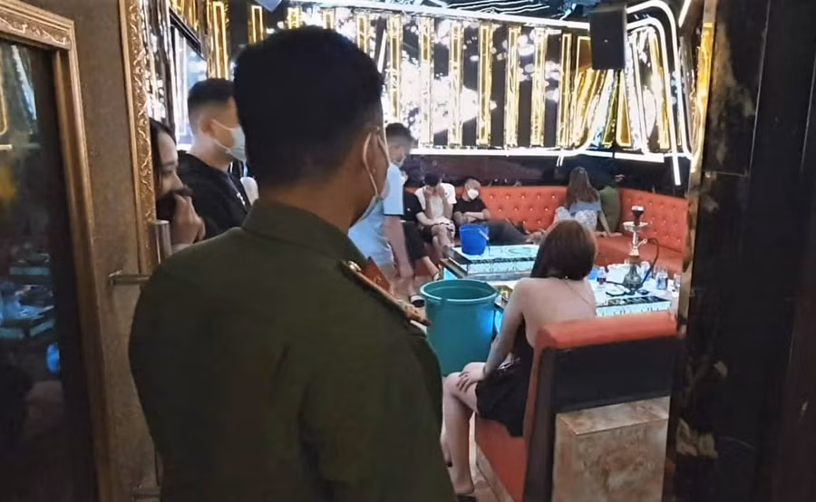 Kiểm tra tại phòng hát của Karaoke Trầm Hương (ảnh: CACC).