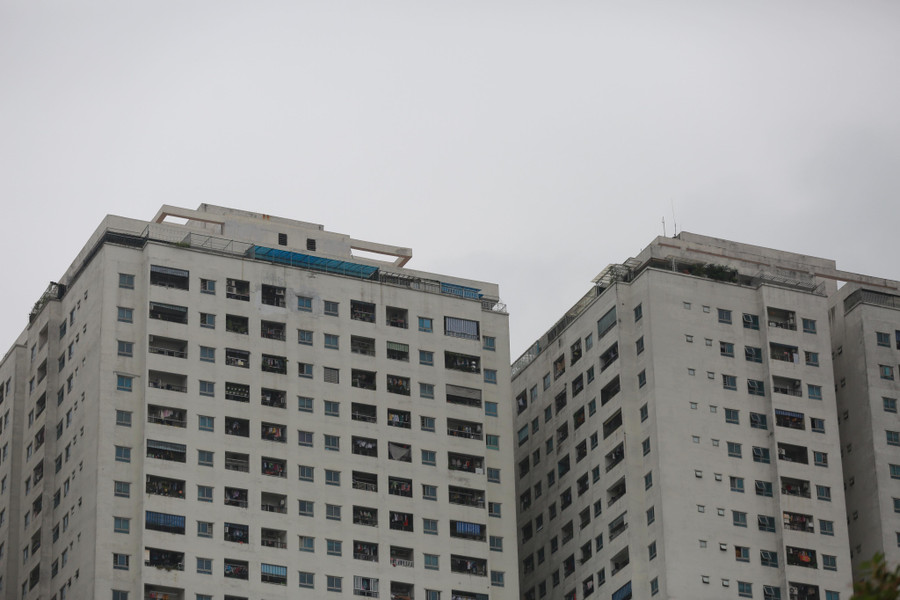 Chị Lương - sống tại toà HH2B Linh Đàm cho biết, đã chuyển về sống tại đây nhiều năm, tiền nhà đã thanh toán hết nhưng cho đến thời điểm này vẫn chưa được cấp giấy chứng nhận quyền sử dụng. Chị Lương - sống tại toà HH2B Linh Đàm cho biết, đã chuyển về sống tại đây nhiều năm, tiền nhà đã thanh toán hết nhưng cho đến thời điểm này vẫn chưa được cấp giấy chứng nhận quyền sử dụng.