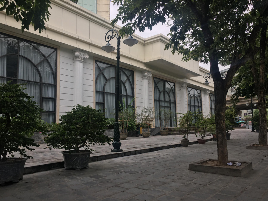 "Khu nhà tạm" trên đường Nguyễn Xiển được Tập đoàn Mường Thanh "biến" thành trung tâm tổ chức sự kiện, tiệc cưới. "Khu nhà tạm" trên đường Nguyễn Xiển được Tập đoàn Mường Thanh "biến" thành trung tâm tổ chức sự kiện, tiệc cưới.