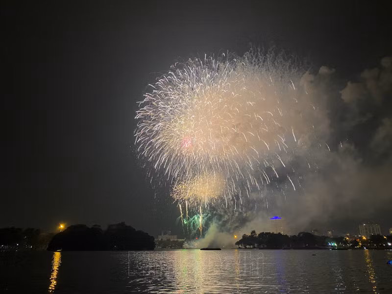 Dàn pháo hoa tầm cao được bắn kéo dài trong vòng 15 phút.