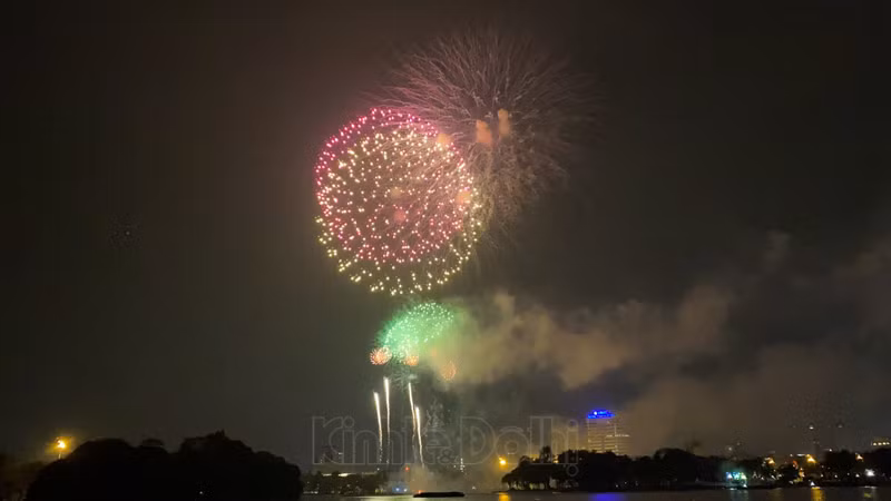 Mãn nhãn với màn pháo hoa tầm cao duy nhất tại Hà Nội, chào Xuân Tân Sửu 2021 ảnh 15