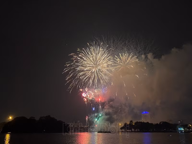 Mãn nhãn với màn pháo hoa tầm cao duy nhất tại Hà Nội, chào Xuân Tân Sửu 2021 ảnh 10
