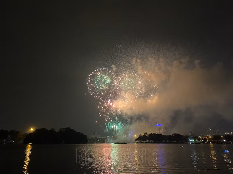 Mãn nhãn với màn pháo hoa tầm cao duy nhất tại Hà Nội, chào Xuân Tân Sửu 2021 ảnh 11