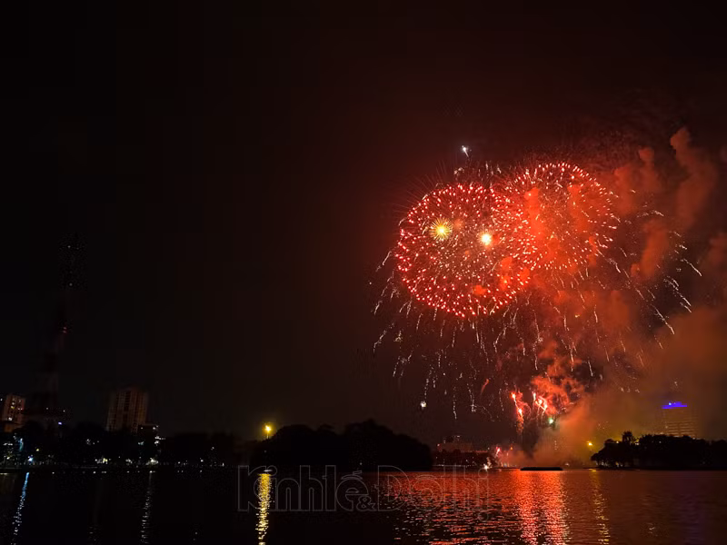 Mãn nhãn với màn pháo hoa tầm cao duy nhất tại Hà Nội, chào Xuân Tân Sửu 2021 ảnh 6