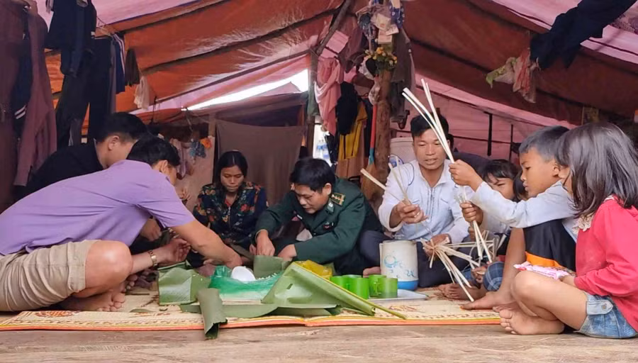 Mưa lũ cuốn trôi tài sản, sạt lở đe dọa khiến người dân Bản Sắt (Quảng Bình) phải dắt díu nhau rời nhà tới tá túc trong lán tạm. Mất tài sản, mất nhà nhưng dân bản vẫn cố gắng chuẩn bị đủ đầy để không mất đi hương vị Tết cổ truyền. Ảnh: Giadinh.net.vn