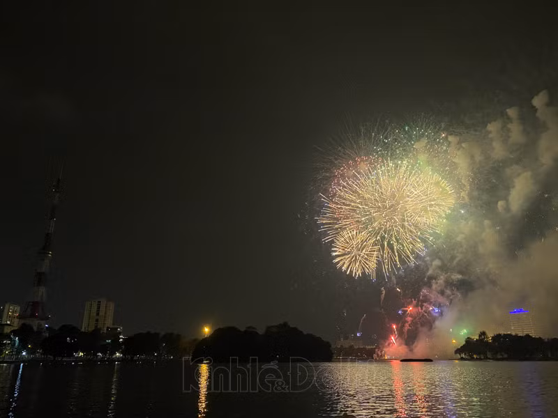Đúng 0 giờ 00 phút ngày 12/2 (tức ngày 1 Tết Nguyên đán 2021), những dàn pháo hoa đã được bắn lên không trung tại khu vực Công viên Thống Nhất.