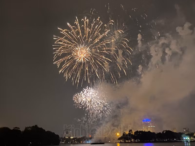 Mãn nhãn với màn pháo hoa tầm cao duy nhất tại Hà Nội, chào Xuân Tân Sửu 2021 ảnh 16