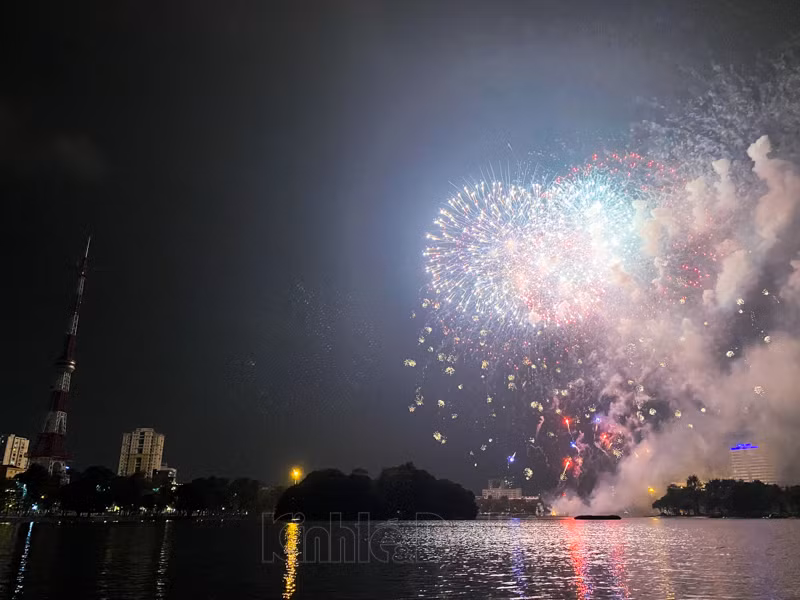 Bộ Tư lệnh Thủ đô và các đơn vị liên quan được giao nhiệm vụ đảm bảo an toàn cho trận địa bắn pháo hoa và khu vực lân cận, không tập trung đông người để phòng chống dịch bệnh.