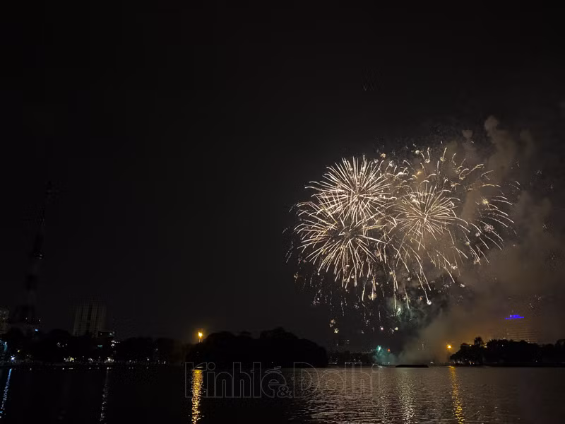 Mãn nhãn với màn pháo hoa tầm cao duy nhất tại Hà Nội, chào Xuân Tân Sửu 2021 ảnh 8