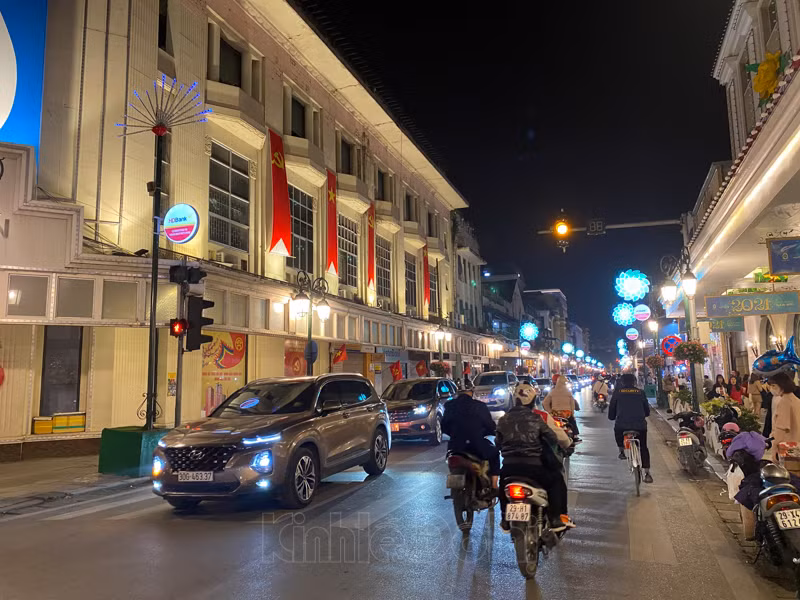 Năm 2021, điểm bắn pháo hoa tại Hồ Gươm bị hủy do ảnh hưởng của dịch Covid-19 nhưng nhiều người vẫn lựa chọn di chuyển lên địa điểm này để chào đón năm mới sang. Ảnh: Kinh tế đô thị