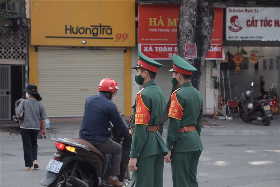 Để phục vụ nhân dân đón Tết Nguyên đán Tân Sửu 2021 vui vẻ, đầm ấm và an toàn trong trạng thái bình thường mới, UBND TP Hà Nội nghiên cứu phương án tổ chức bắn pháo hoa tầm cao đêm giao thừa tại Công viên Thống Nhất (quận Hai Bà Trưng). Màn bắn pháo hoa tầm cao này sẽ được truyền hình trực tiếp để người dân theo dõi qua ti vi. Ảnh: Lao Động