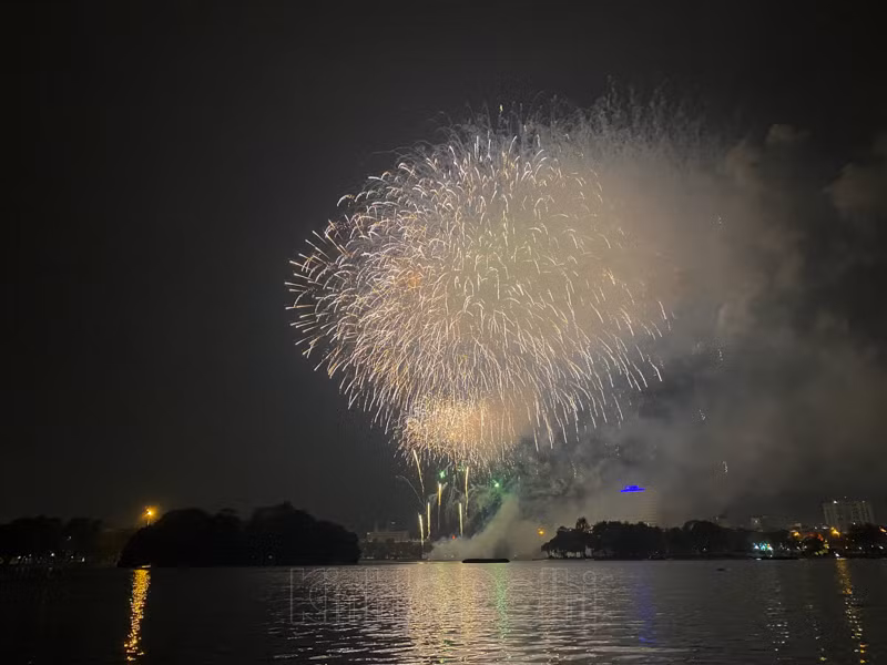 Thay vào đó, được sự chỉ đạo của Thường trực Thành ủy, UBND TP Hà Nội đã nghiên cứu phương án tổ chức bắn pháo hoa tầm cao đêm giao thừa tại 1 địa điểm thích hợp với yêu cầu nghiêm ngặt phòng chống dịch Covid-19 (không tập trung đông người), truyền hình trực tiếp phục vụ nhân dân.