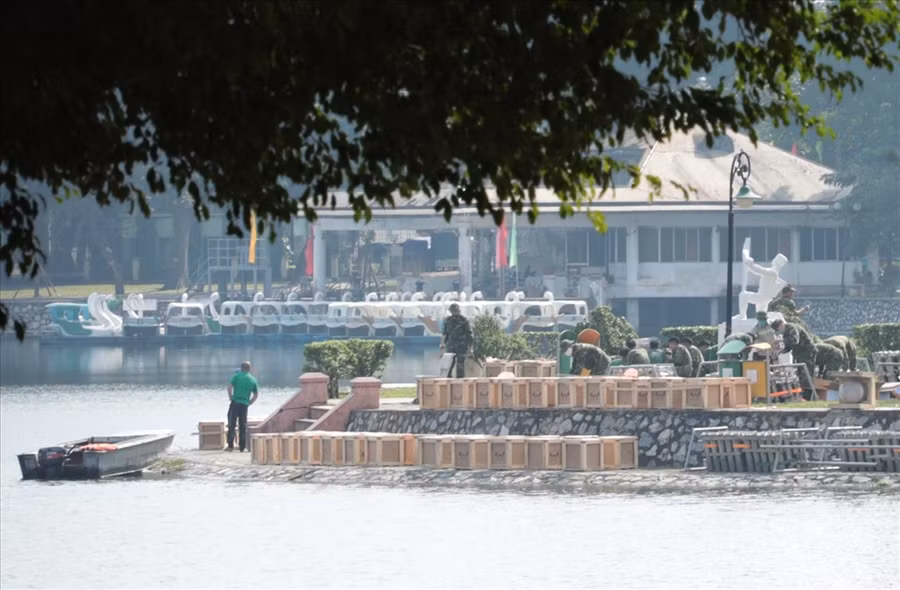 Phía bên trong, lực lượng quân đội đang thiết lập trận địa pháo hoa, xe cứu hỏa và nhiều phương tiện chuyên dụng cũng được huy động tới để ứng phó trước những sự cố phát sinh. Những người có ý định vào Công viên Thống Nhất đều được yêu cầu quay ra. Ảnh: Lao Động