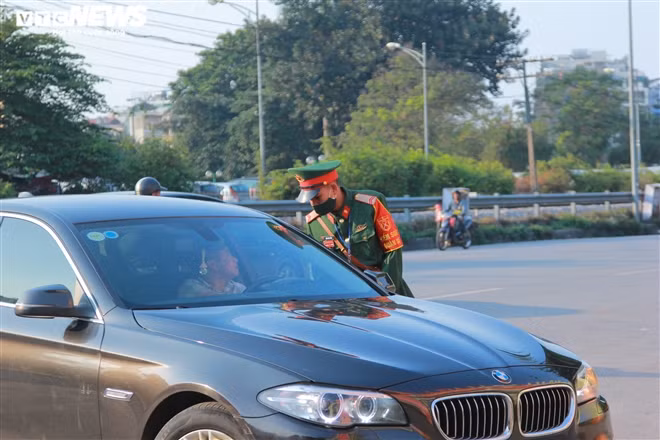 Theo chỉ đạo của UBND TP.Hà Nội, Bộ Tư lệnh Thủ đô và các đơn vị có liên quan tổ chức đảm bảo an toàn cho trận địa pháo hoa và khu vực lân cận, không tập trung đông người để phòng chống dịch bệnh. Ảnh: VTC News